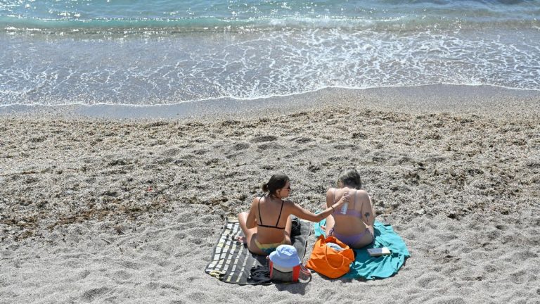 «Con crema se puede estar todo el día al sol» y otras ideas que dejar en el hotel antes de ir a la playa