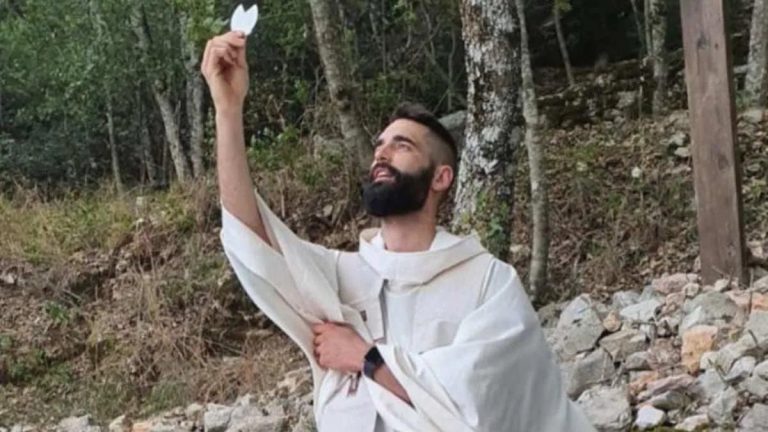 Soledad, alcohol, ‘burnout’: el suicidio de un cura destapa un problema en la Iglesia católica y su falta de respuestas