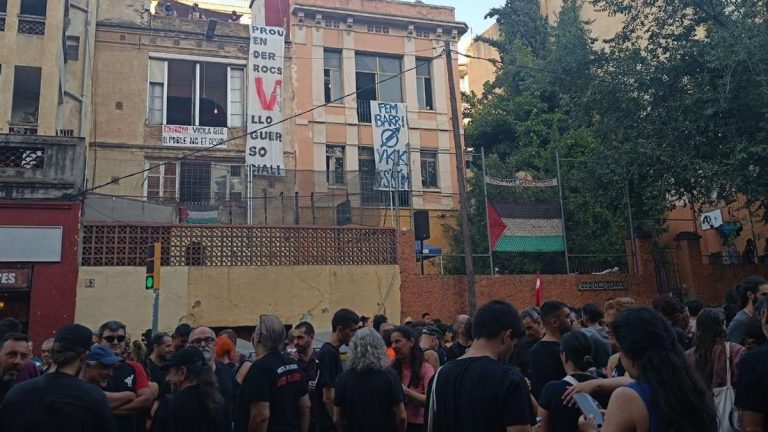 40 personas se enfrentan al desalojo en el barrio de Vallcarca de Barcelona: “No tenemos a dónde ir”