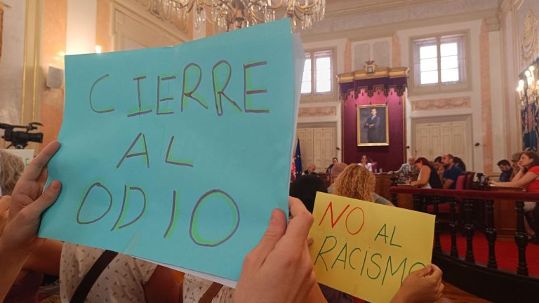 Alcalá de Henares aprueba pedir el cierre del centro de migrantes pese a las protestas de vecinos: «Cierre al odio»