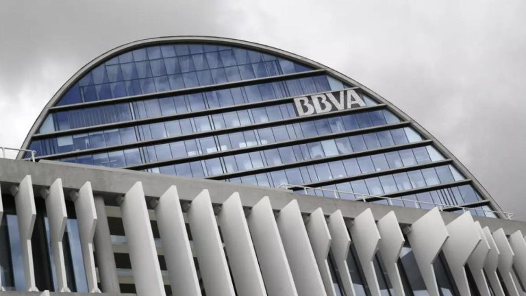 El BBVA gana 5.447 millones entre enero y junio y responde al Sabadell con un dividendo de 36.000 millones hasta 2028