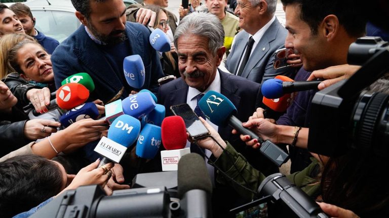 Sin noticias de la anunciada demanda del emérito contra Revilla dos meses después de la fallida conciliación
