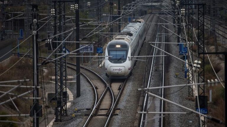 Suspendida la circulación de trenes en Catalunya por la alerta roja de Aemet