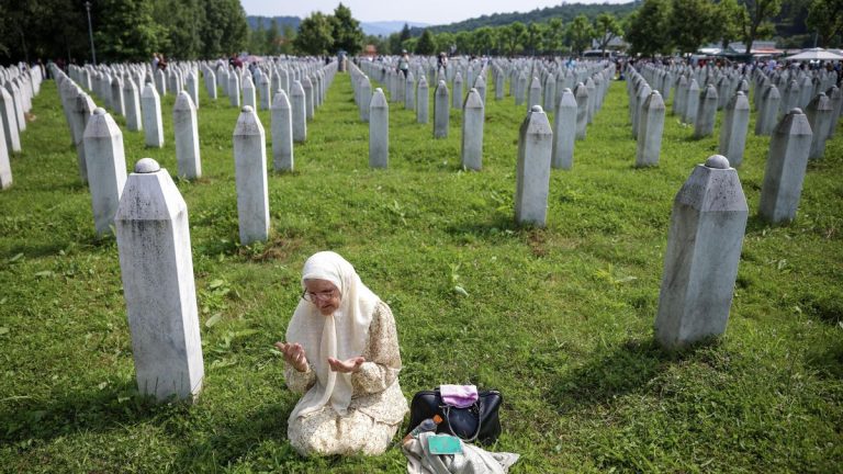 Las colinas de Srebrenica siguen vomitando huesos 30 años después del genocidio