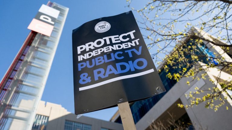El Congreso de EEUU aprueba los recortes de Trump de 9.000 millones para la ayuda exterior y la televisión y radio públicas, PBS y NPR