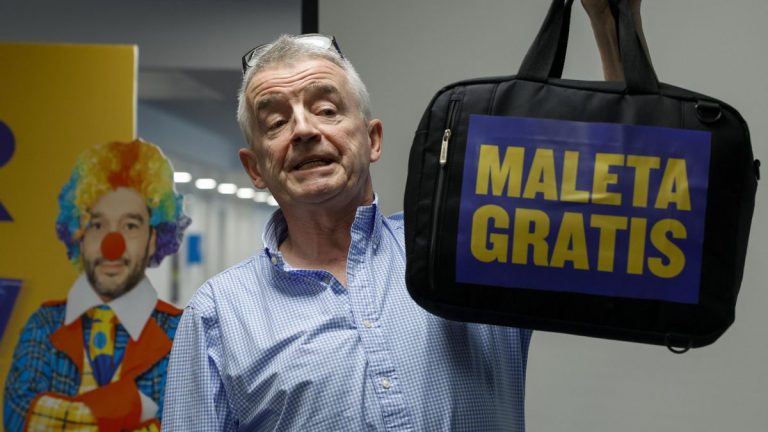 El consejero delegado de Ryanair sigue con la polémica sobre el equipaje de mano: «Quiero que los pasajeros vuelen sin maletas»