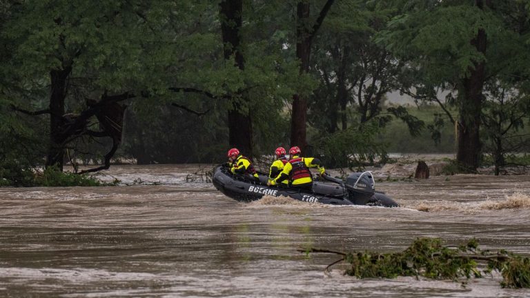 Al menos 51 muertos en las inundaciones en Texas, 15 de ellos niños, mientras siguen desaparecidas 27 escolares de un campamento