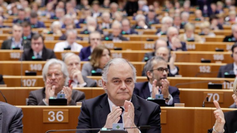 Los jueces y fiscales conservadores llevan a Europa su batalla contra el Gobierno de la mano del PP y Vox