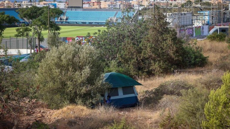 La vida de los trabajadores ‘sintecho’ de Ibiza, desalojados hace dos años: “Unos cuantos están en tiendas de campaña”