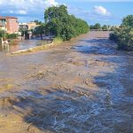 Los bomberos buscan a dos personas desaparecidas tras la crecida del río Foix en Cubelles (Barcelona)