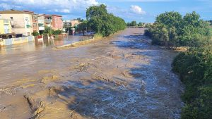 Los bomberos buscan a dos personas desaparecidas tras la crecida del río Foix en Cubelles (Barcelona)