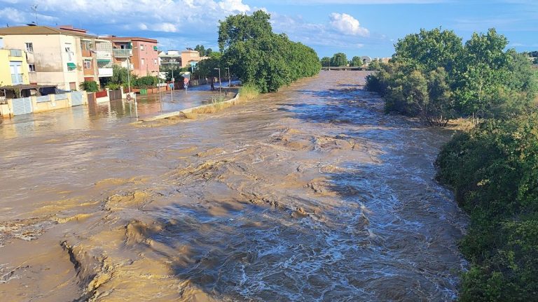 Los bomberos buscan a dos personas desaparecidas tras la crecida del río Foix en Cubelles (Barcelona)