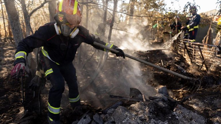 Levantado el confinamiento por el incendio de Méntrida mientras los retenes permanecen atentos al viento