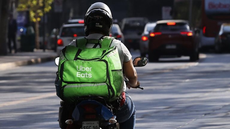 La Inspección de Trabajo abre una investigación a Uber Eats por seguir funcionando con ‘riders’ autónomos