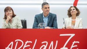 Cerrar filas en el PSOE, sí. Abrir puertas y ventanas, también