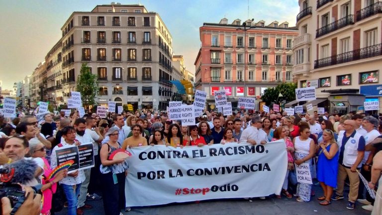 Cientos de personas piden en Madrid convivencia ante los sucesos de Torre Pacheco: «¡No al racismo, no al fascismo!»