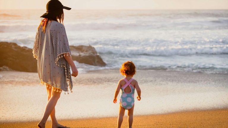 Las recomendaciones de una pediatra para el primer verano con tu bebé: «Es importante que no le dé el sol directamente»