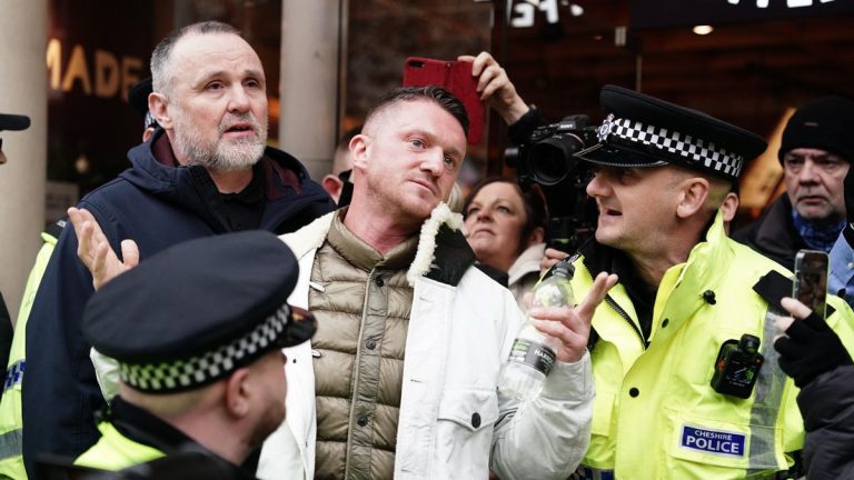 El líder ultraderechista británico Tommy Robinson aparece en Tenerife tras ser buscado por la policía de Londres por una agresión
