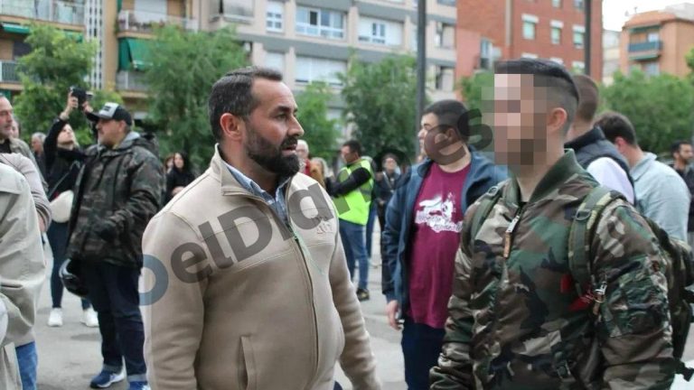 El líder detenido del grupo ‘Deport Them Now’ asistió a una protesta racista en Mataró convocada por Vox