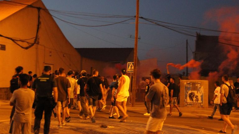 Ultras llegados de otras ciudades salen «a cazar» migrantes y convierten Torre Pacheco en un campo de batalla