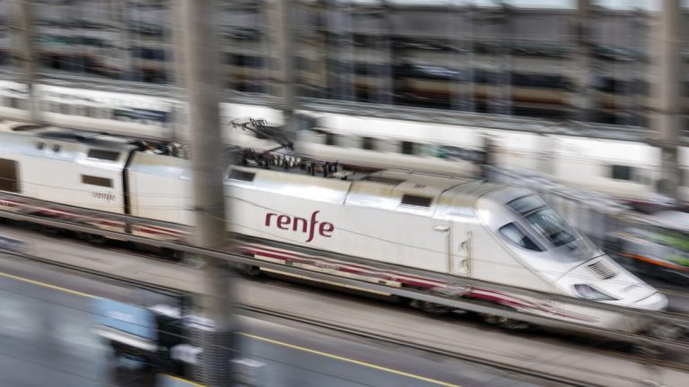Adif retrasa el reinicio del AVE entre Madrid y Sevilla por la dificultad para mover dos trenes atrapados por la avería