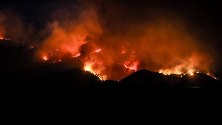 El incendio en el parque natural de Els Ports (Tarragona) arrasa más de 2.300 hectáreas y el viento complica su extinción