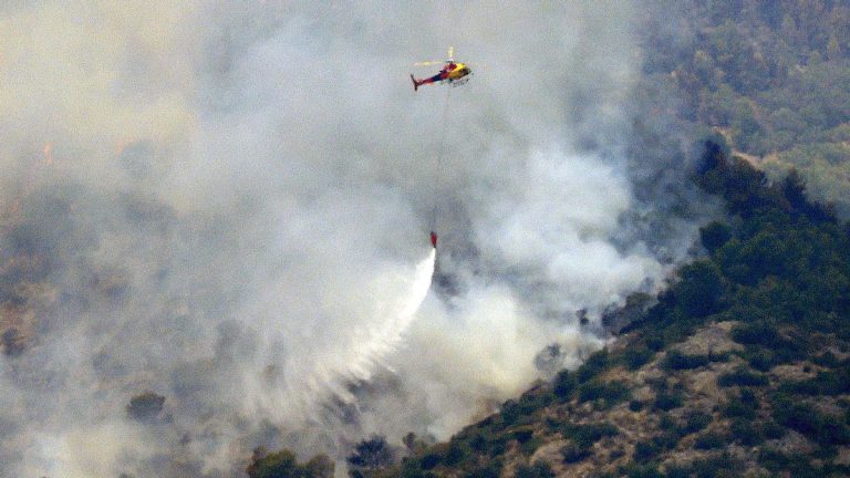 El fuego no da tregua en Catalunya: 18.000 vecinos confinados y 3.100 hectáreas quemadas en Tarragona