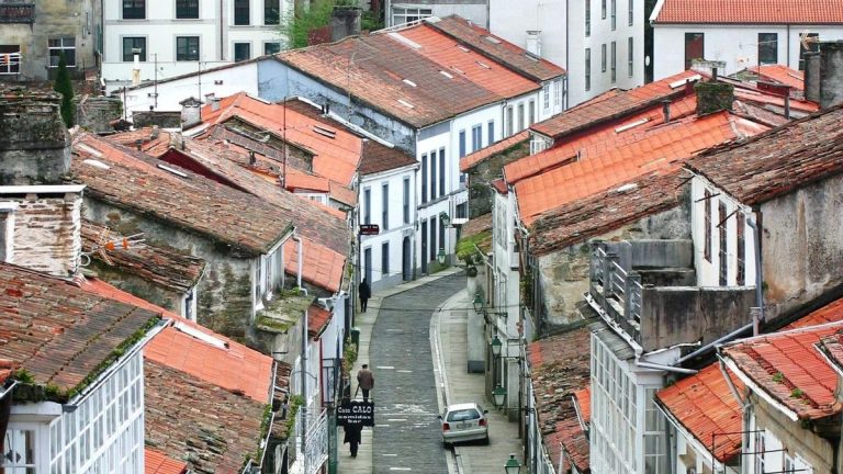 La Xunta bloquea la declaración de zona tensionada en Santiago con nuevas trabas administrativas