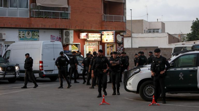 La Guardia Civil vuelve a acorazar Torre Pacheco para evitar la llegada de más ultras violentos