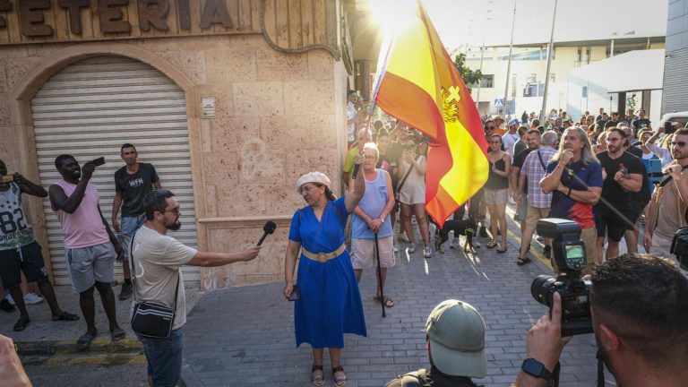 Los ultras pinchan en Torre Pacheco con más policías y prensa que manifestantes