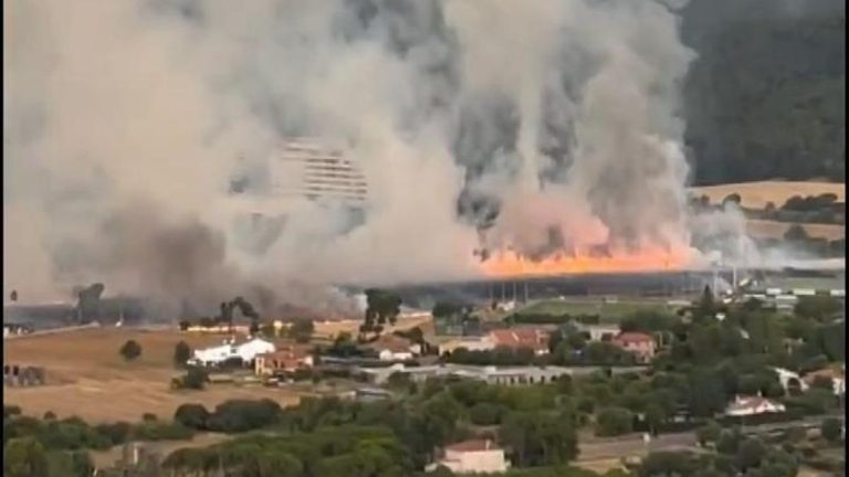 Extinguido el incendio de Terrassa que ha obligado a confinar un club deportivo y una urbanización