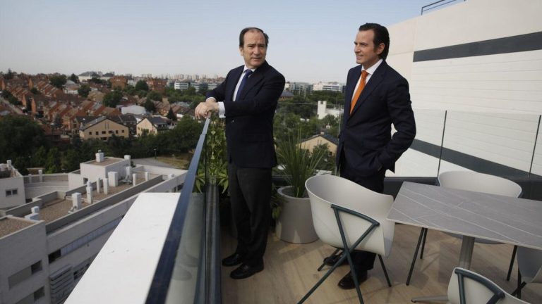 El Gobierno de Almeida adjudica una parcela a una empresa de alquileres ‘flex living’ y los promociona en redes