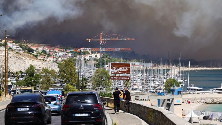 Un gran incendio obliga a cerrar el aeropuerto de Marsella mientras la fuerte humareda amenaza el norte de la ciudad