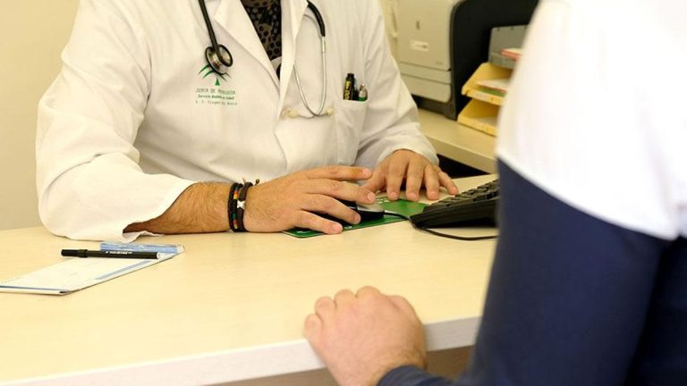 La mayoría de personas con un seguro de salud piensa que la sanidad pública trata mejor los problemas graves