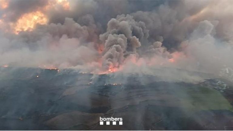 Más de 1.800 hectáreas quemadas y una columna de humo de 14 kilómetros en un incendio en Torrefeta (Lleida)