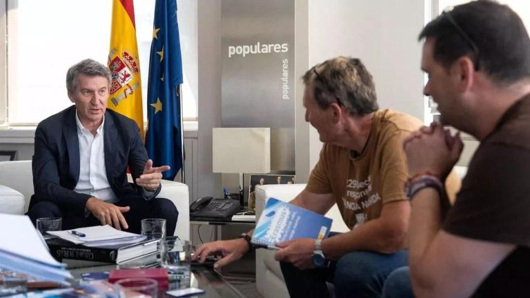 Feijóo contesta a las dos asociaciones de víctimas que se reúnen con él que no puede cesar a Mazón y apoya que siga