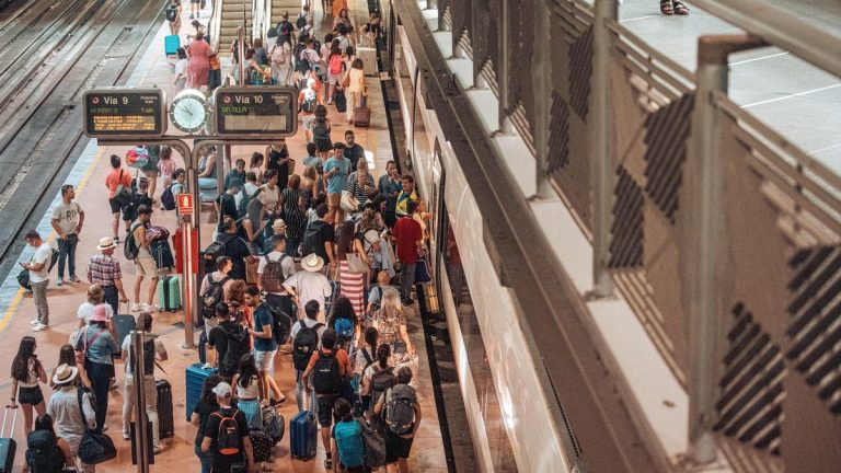 Interrumpida la circulación de trenes de alta velocidad de la línea Madrid-Barcelona por un incendio en Lleida