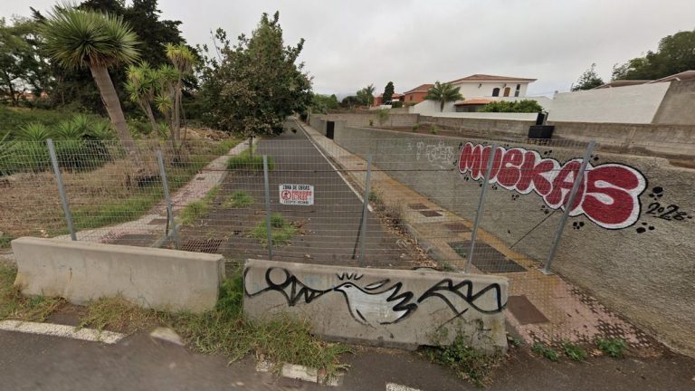 El insólito caso de una calle de Canarias que lleva años cortada y vallada porque un vecino no pagó una deuda