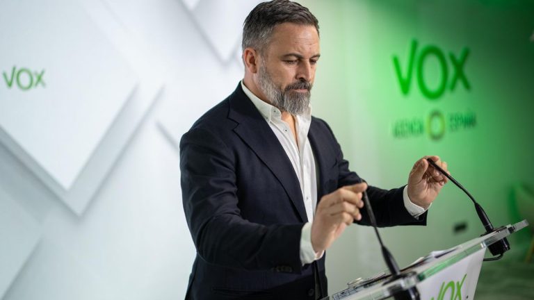 Los Comuns denuncian a Abascal ante la Fiscalía por «alentar actos violentos» contra los migrantes en Torre Pacheco