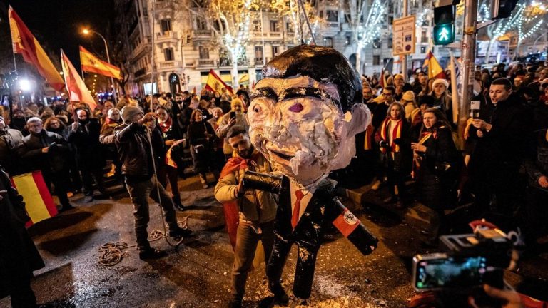 La Audiencia de Madrid reabre la causa sobre el muñeco de Sánchez apaleado en la ‘Nochevieja ultra’ de 2023 en Ferraz