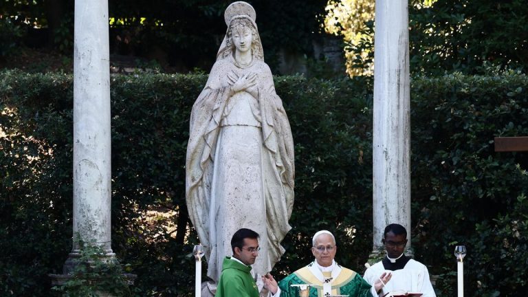 Los ‘fantasmas’ de Francisco se le aparecen al papa León XIV al llegar por primera vez a Castel Gandolfo