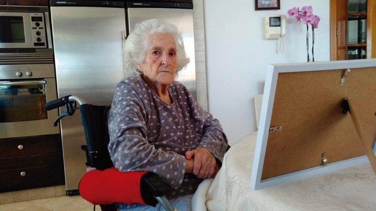 La alcaldesa de Marbella irrita a la familia de Pasionaria León al usar en su pésame el nombre que le impuso el franquismo