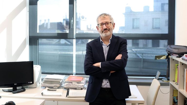 Dimite Carlos Martín Urriza, uno de los dos coordinadores de Movimiento Sumar