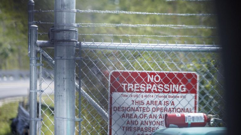 Una jueza federal paraliza temporalmente las obras del centro de detención ‘Alligator Alcatraz’ de Trump