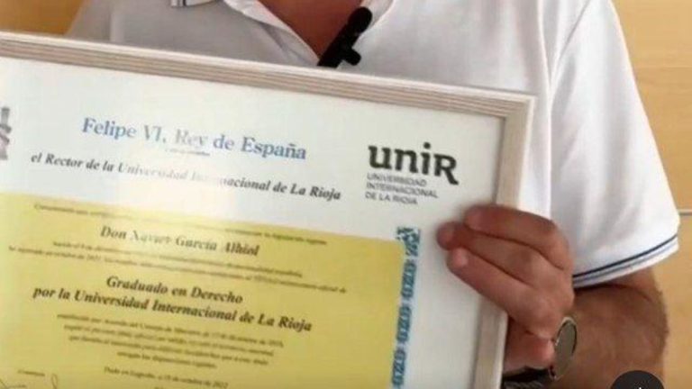 Albiol enseña su título de Derecho y dice que su caso «no tiene nada que ver» con los políticos que han falseado estudios