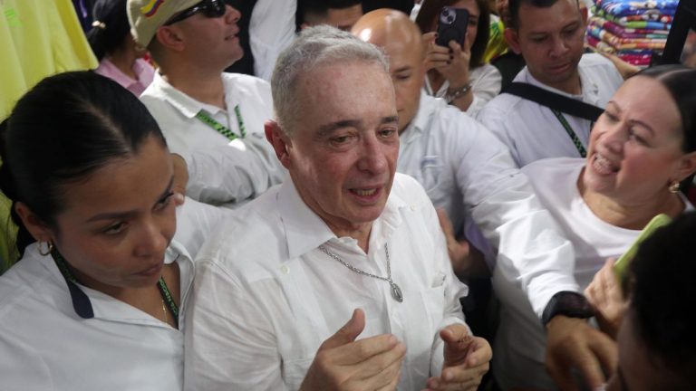 El expresidente colombiano Álvaro Uribe, condenado a 12 años de prisión domiciliaria por soborno de testigos