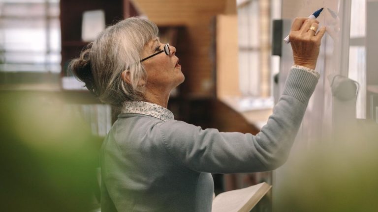 La biología explica por qué nos hacemos mayores de repente a los 44 y a los 60 años