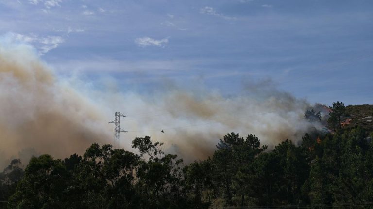 La Xunta califica de «atentado» el incendio «intencionado» en Ponteceso que ha obligado a desalojos y al envío de la UME