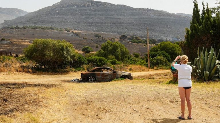 Los cambios de viento complican el control del incendio de Tarifa y mantienen a 1.500 personas desalojadas