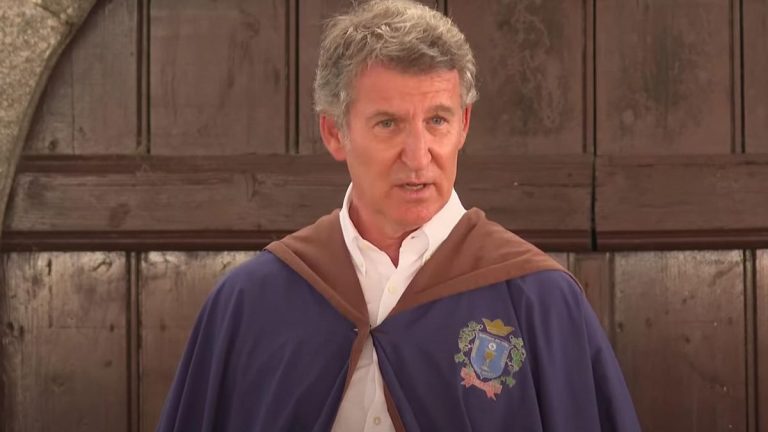 Feijóo manda un consejo a quien no ha pillado su broma de que las «vacaciones están sobrevaloradas»: «Tómate un Albariño y descansa»
